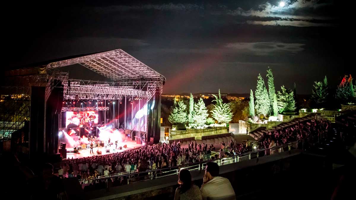 Teatro de la Axerquía de Córdoba durante un concierto nocturno.