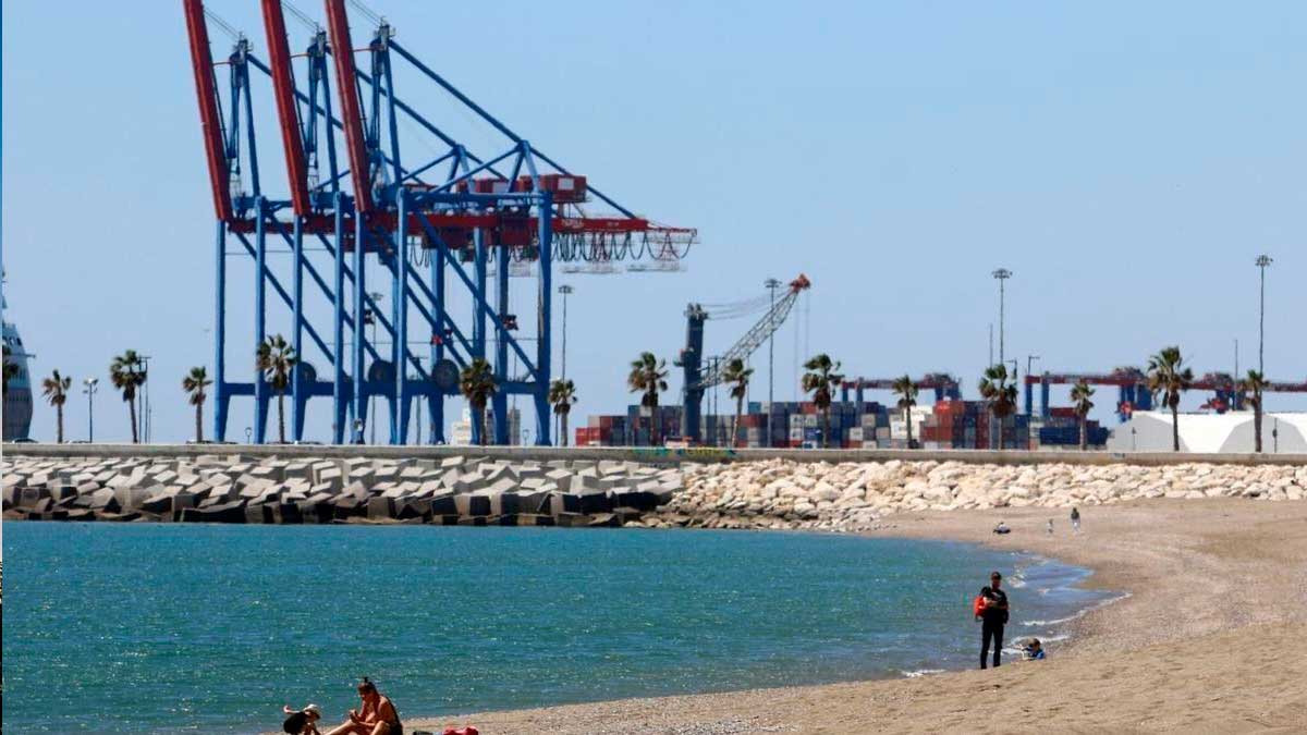 Vista panorámica del Puerto de Málaga y el mar Mediterráneo.