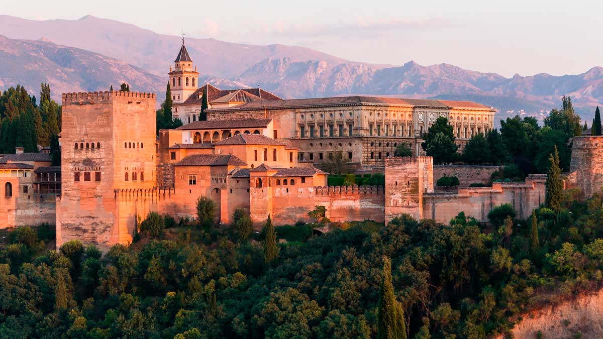 Vista de la Alhambra de Granada al atardecer tras el terremoto que provocó su cierre