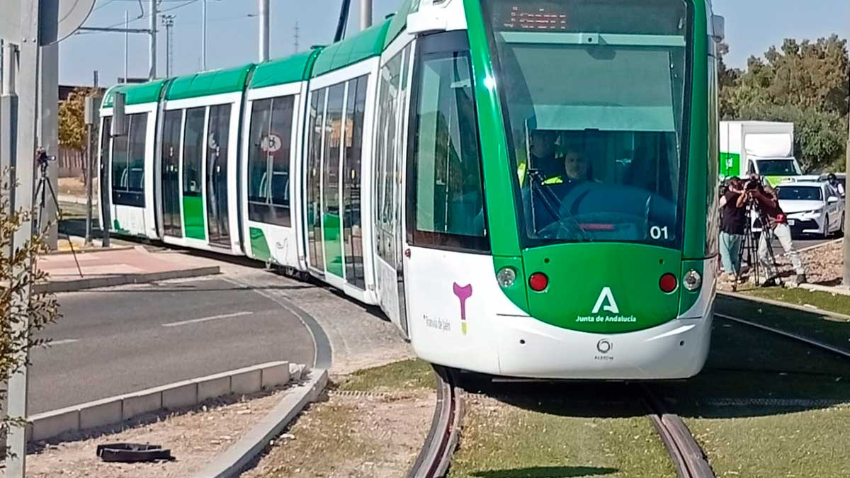 Tranvía de Jaén circulando en pruebas para la formación de conductores