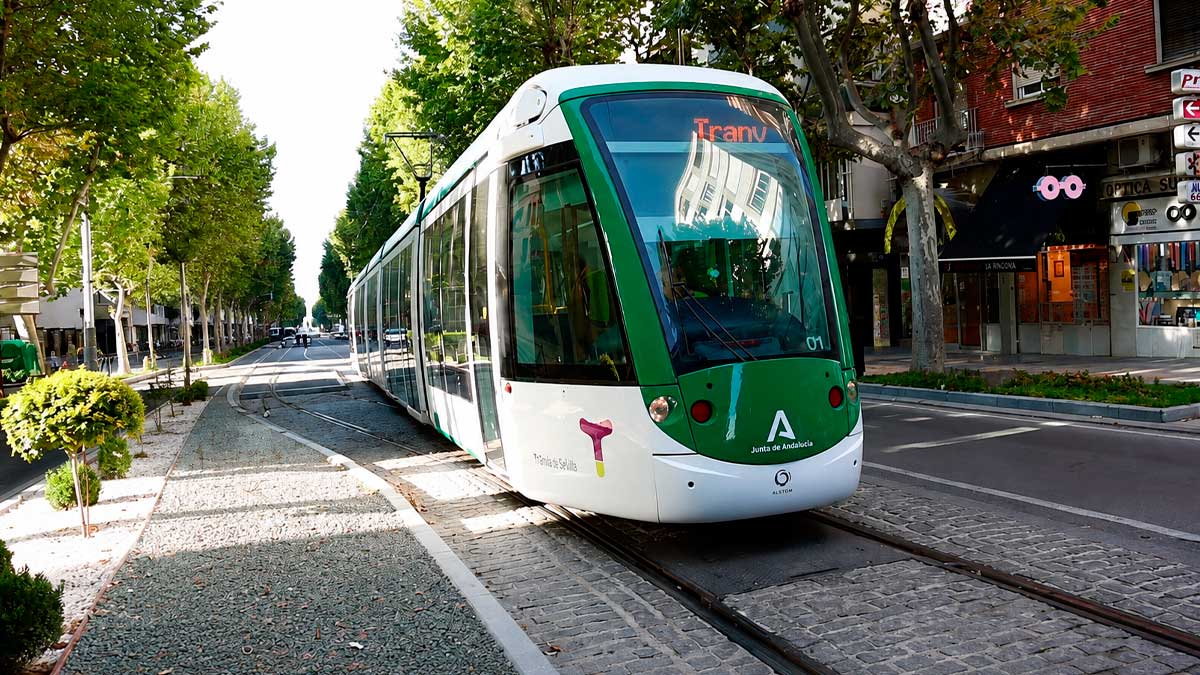 Tranvía de Jaén circulando por el Paseo de la Estación tras los recientes cambios de tráfico