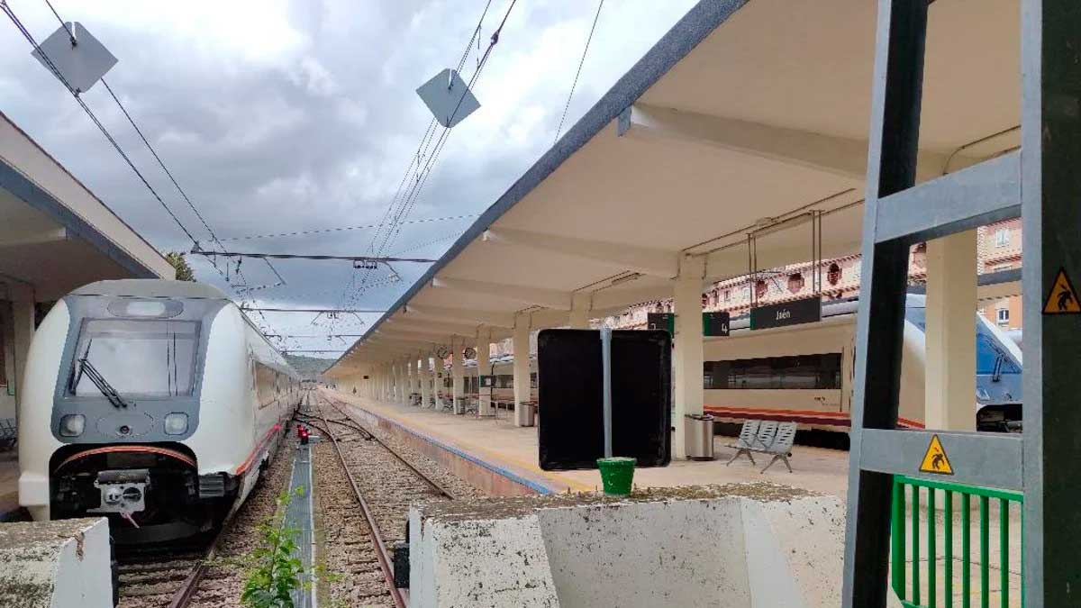 Andén de la estación de tren de Jaén con tren detenido por obras en la línea a Córdoba