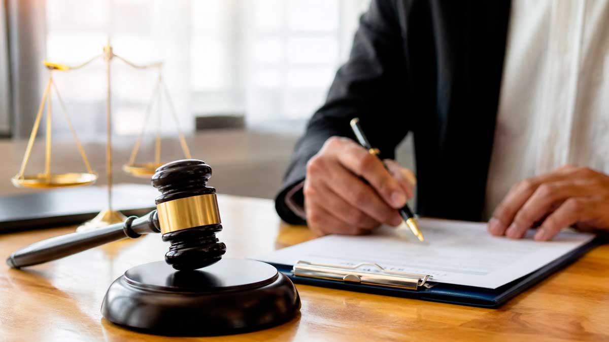 Mazo judicial y documentos sobre una sentencia laboral en Andalucía