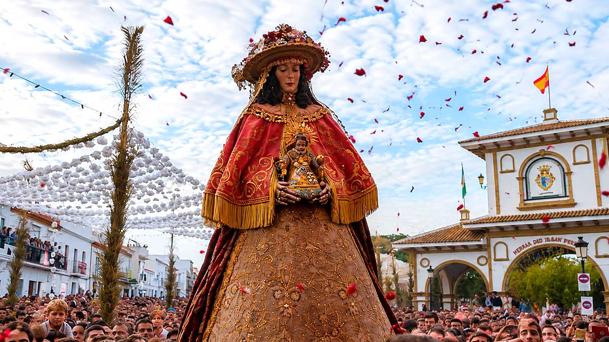 Procesión de la Venida de la Virgen en Almonte con multitud de fieles