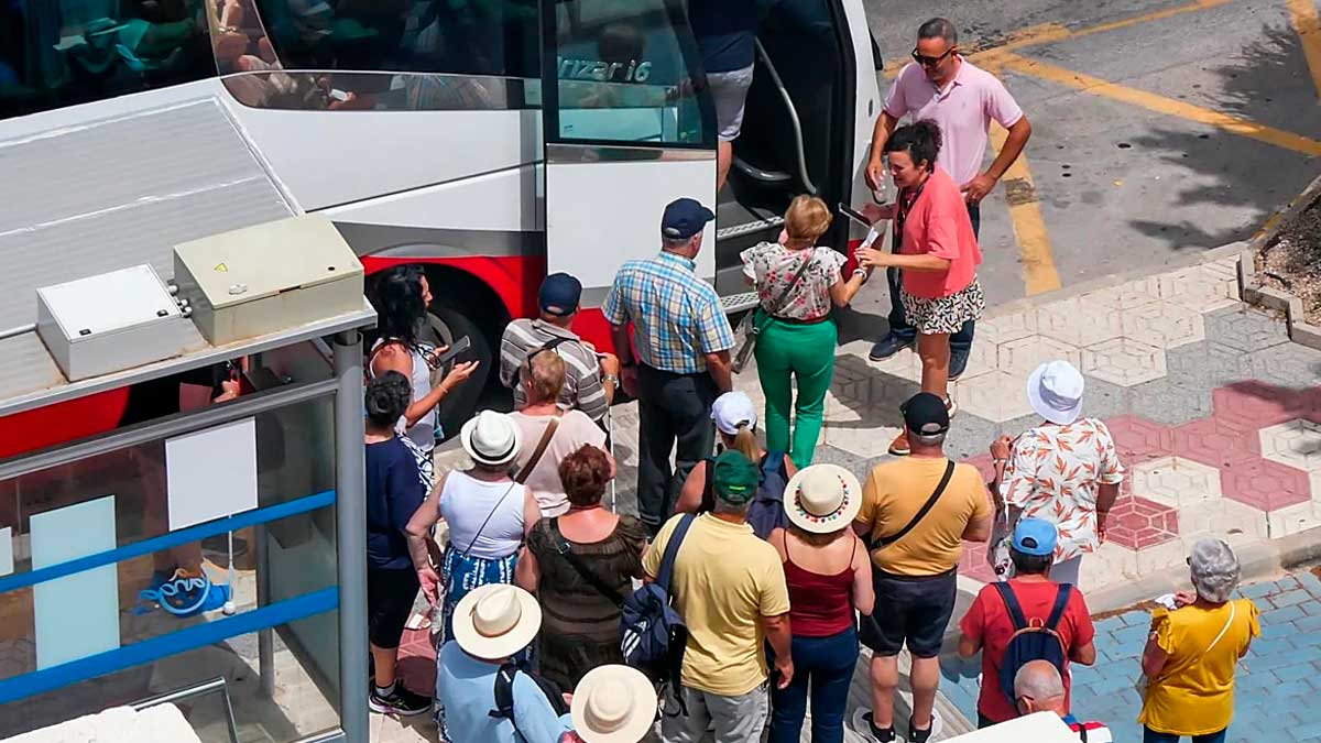 Personas mayores con maletas durante un viaje del Imserso.