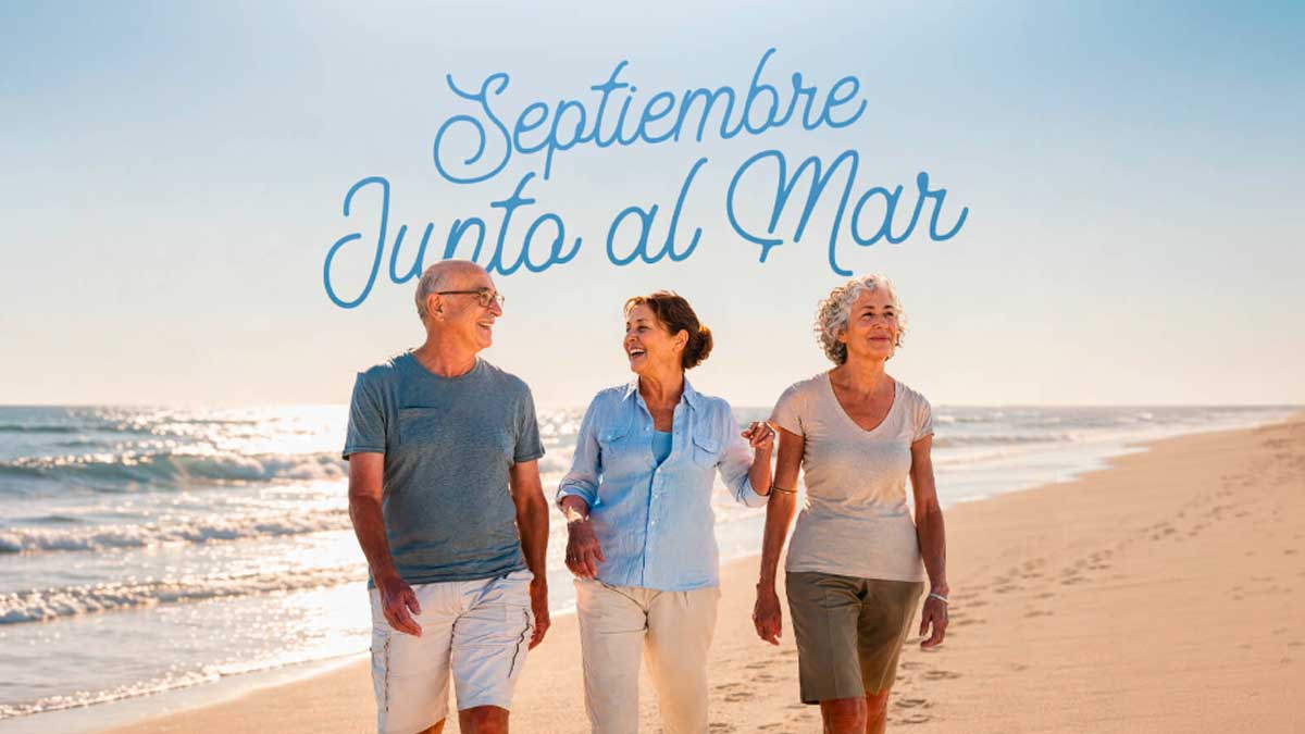 Personas mayores disfrutando de la playa en Andalucía en septiembre junto al mar