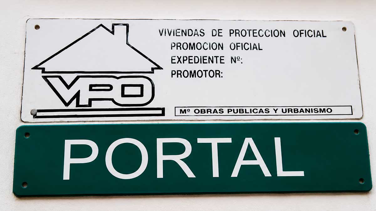 Placa de viviendas protegidas en Málaga en edificio del centro histórico
