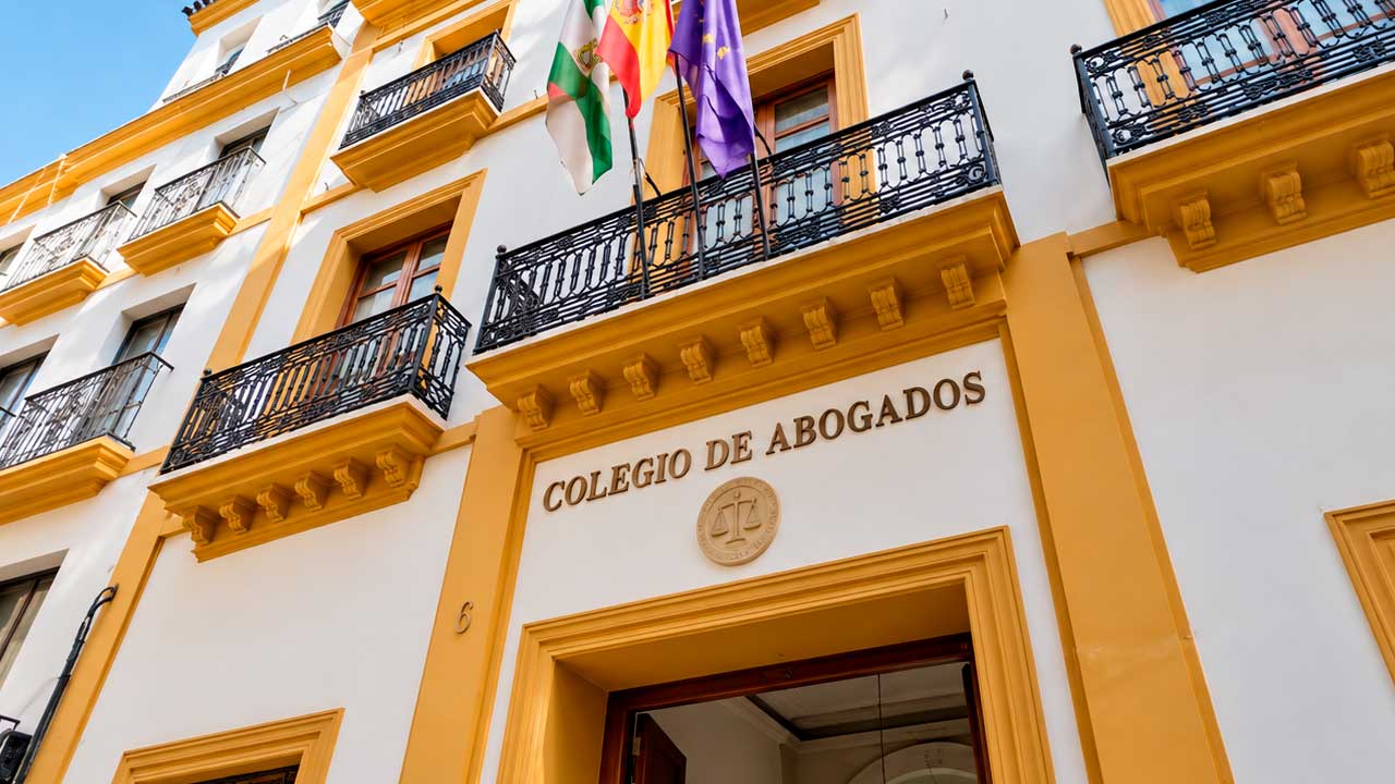 Fachada de un colegio de abogados en Andalucía relacionada con la asistencia jurídica gratuita.