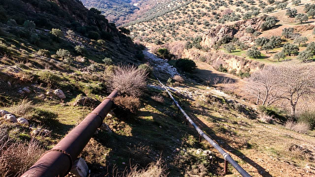 Tuberías de agua en el entorno del acuífero de Bedmar-Jódar, en Jaén