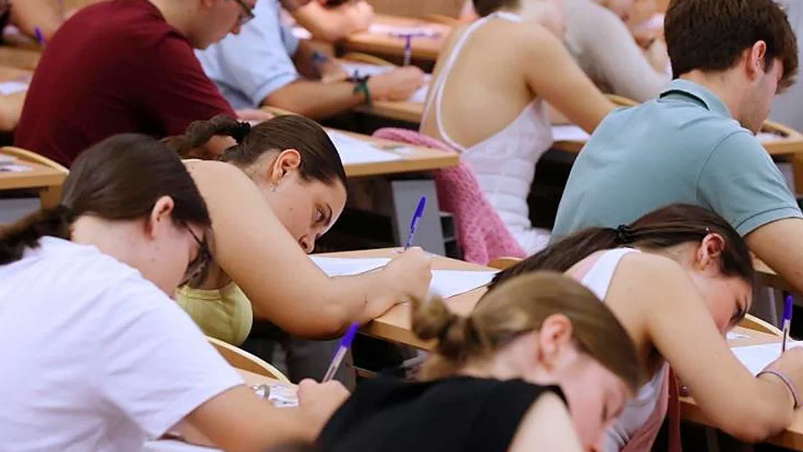 Estudiantes durante una prueba de acceso a la universidad en Andalucía