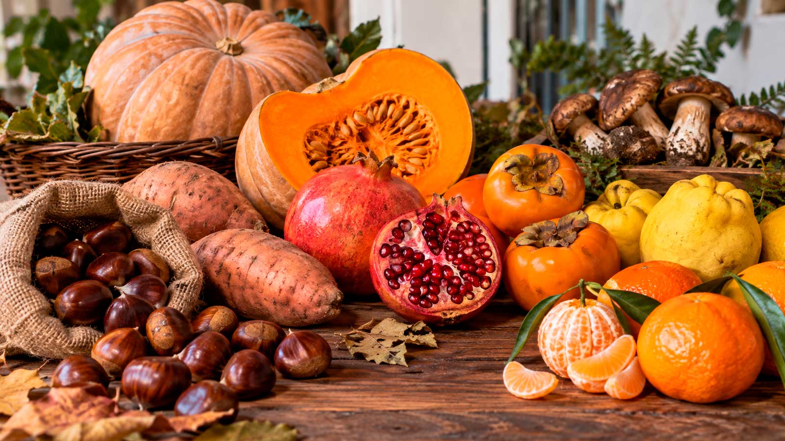 Alimentos de temporada en Andalucía con castañas, granadas, caquis, calabaza, setas y cítricos