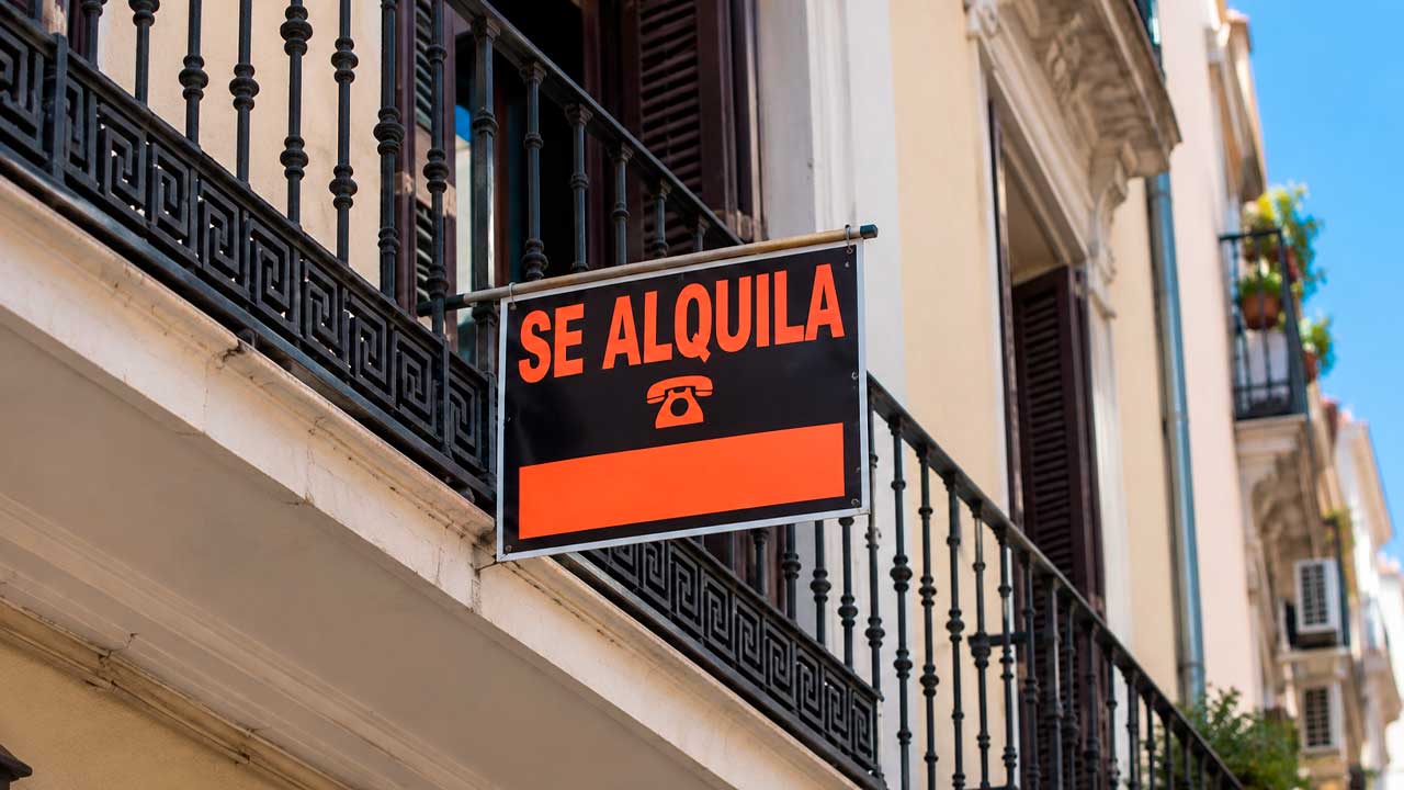 Cartel de se alquila en una vivienda de Andalucía