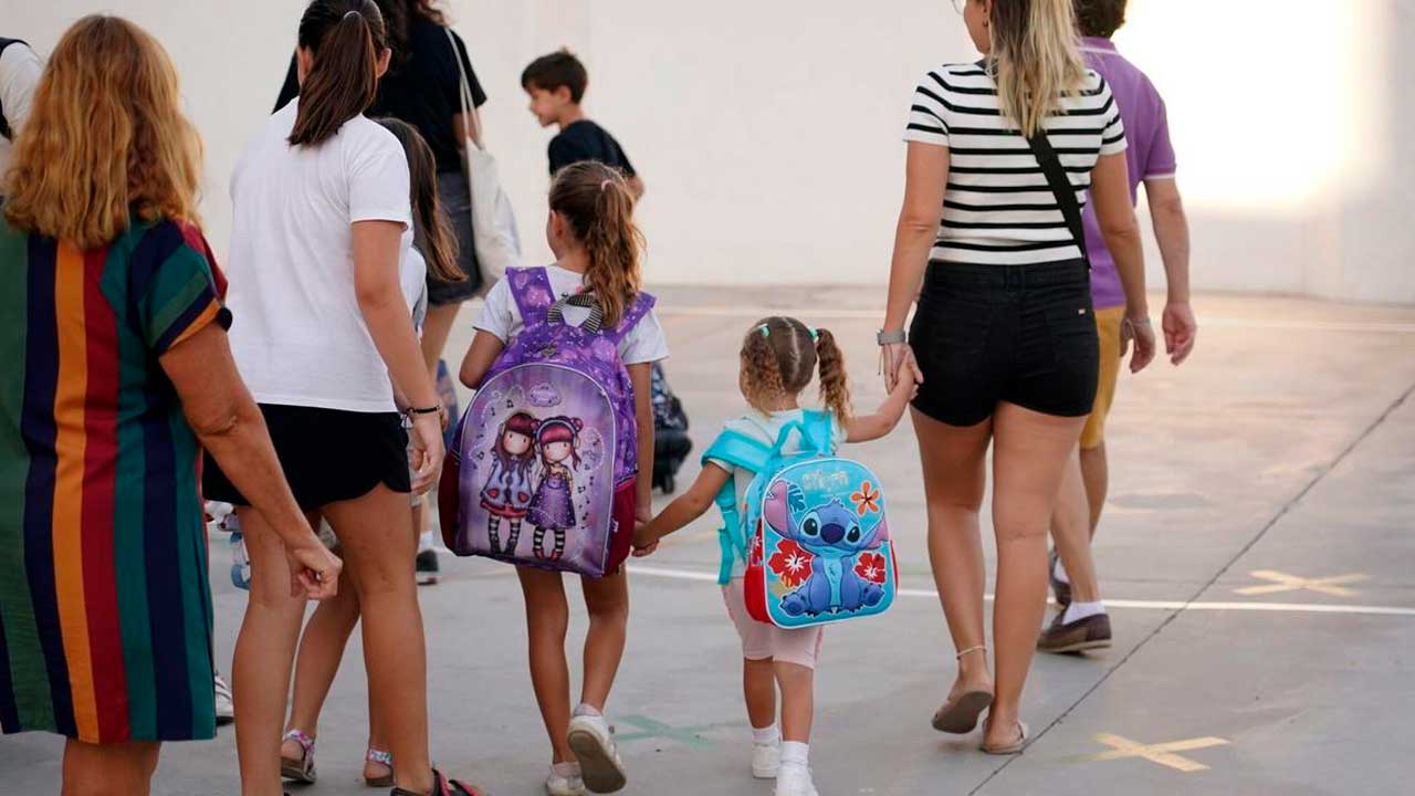 Alumnos de Infantil llegan al colegio para comenzar el curso escolar en Andalucía