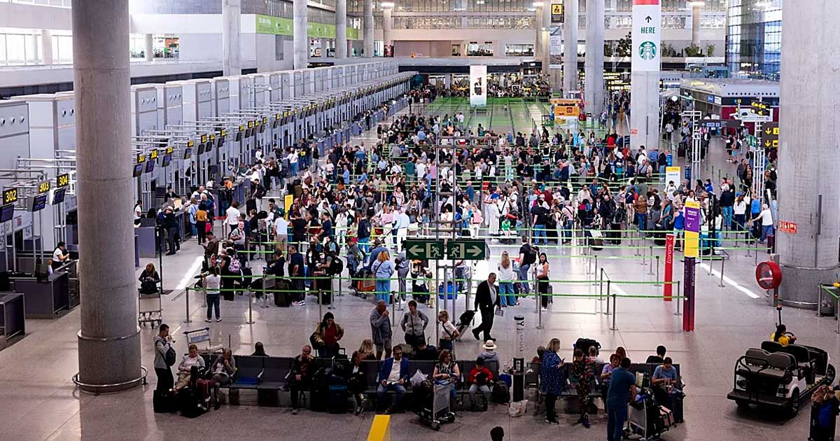 Terminal del aeropuerto de Málaga con pasajeros en la zona de facturación