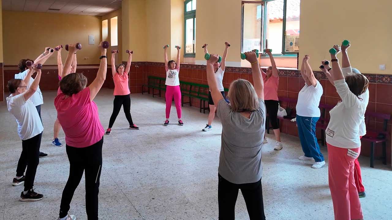 Personas realizando ejercicio físico en grupo dentro del programa Andalucía en Forma