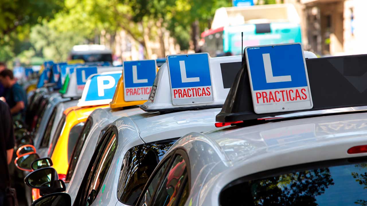 Coches de autoescuela preparados para realizar clases prácticas de conducir en Andalucía