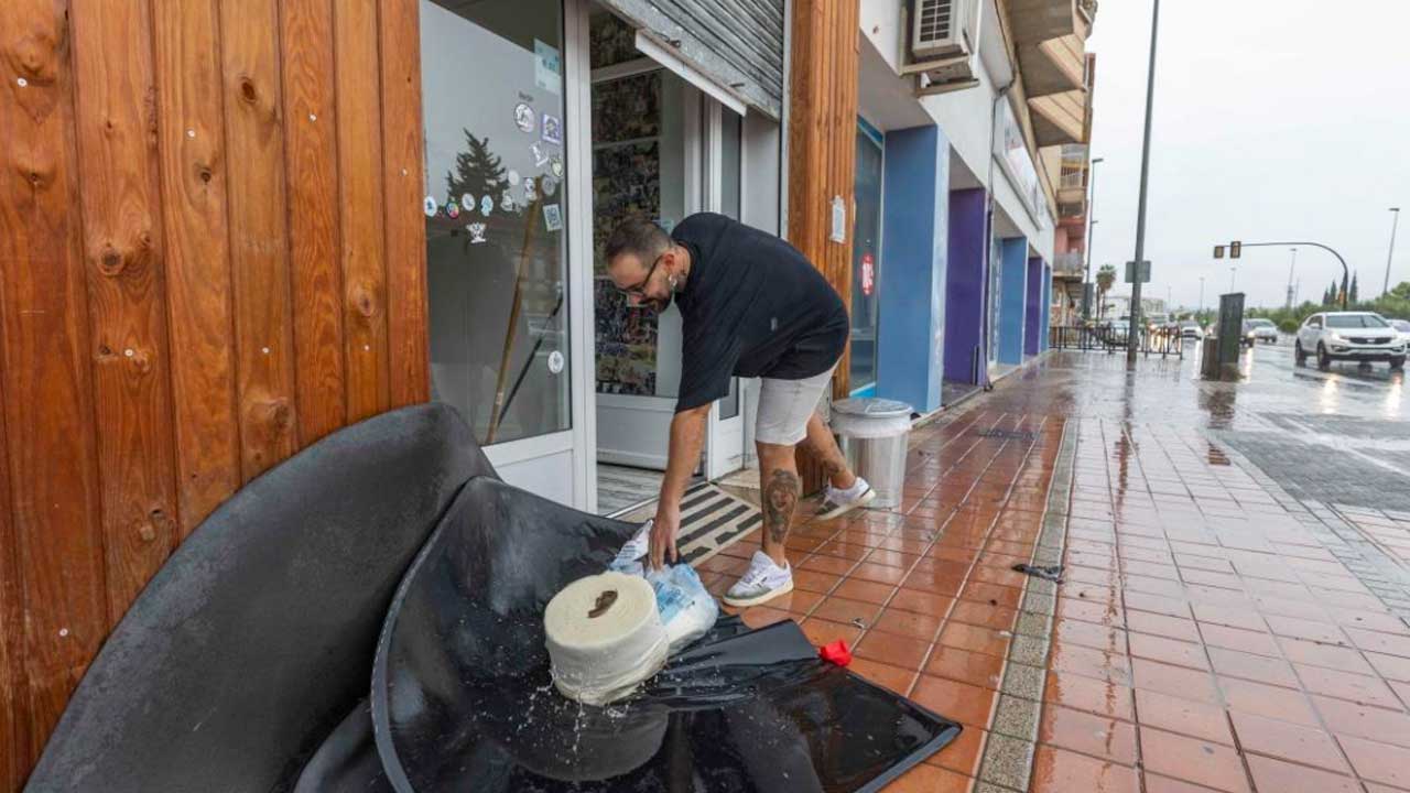 Autónomo limpiando su negocio tras los daños provocados por las borrascas en Andalucía