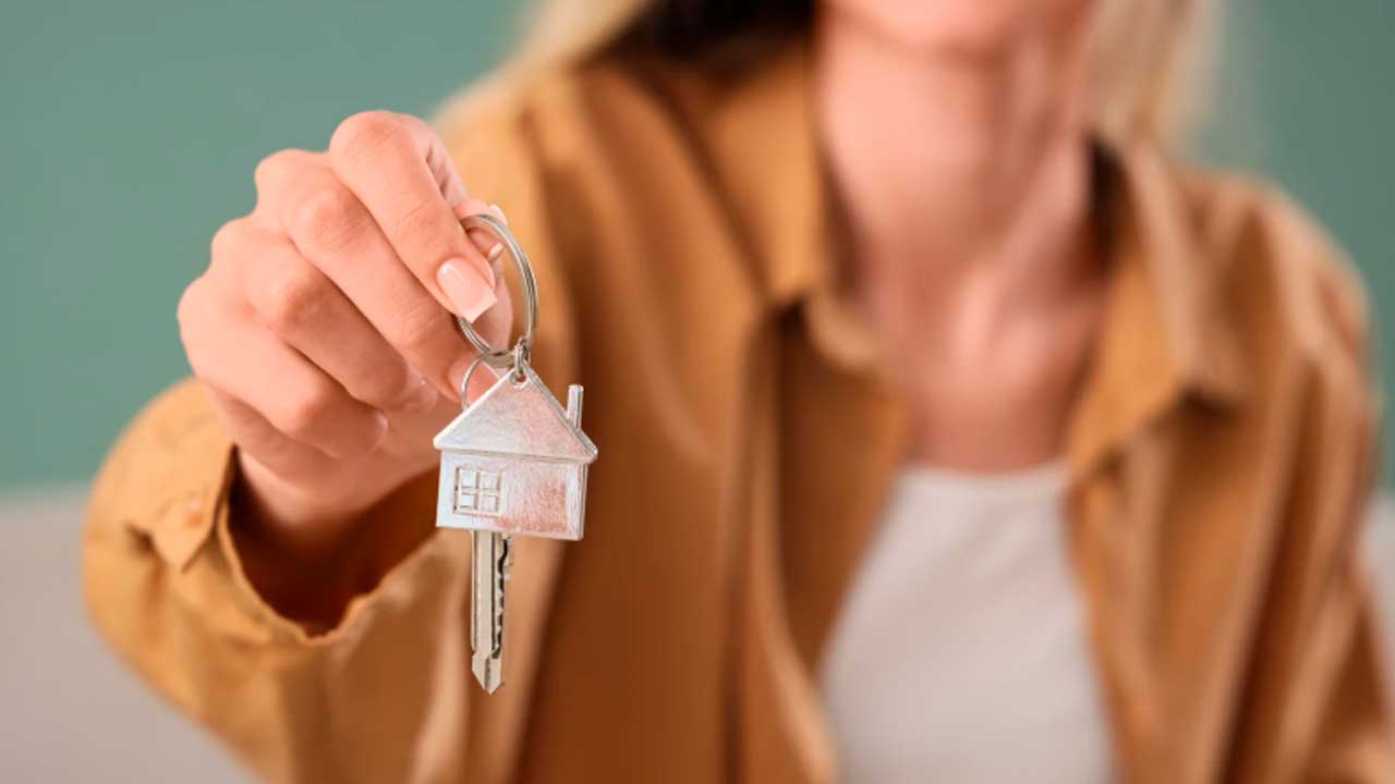 Joven con las llaves de una vivienda para solicitar las ayudas al alquiler en Cabra