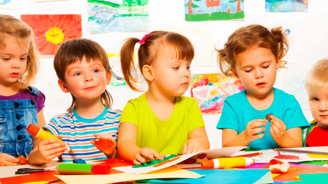 Niños pequeños realizando actividades en una escuela infantil de Andalucía