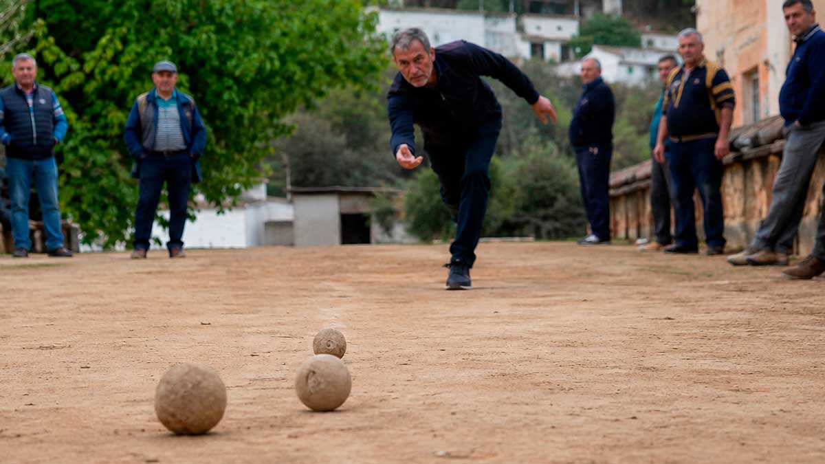 Jugadores practicando bolos serranos en una bolera de la provincia de Jaén.