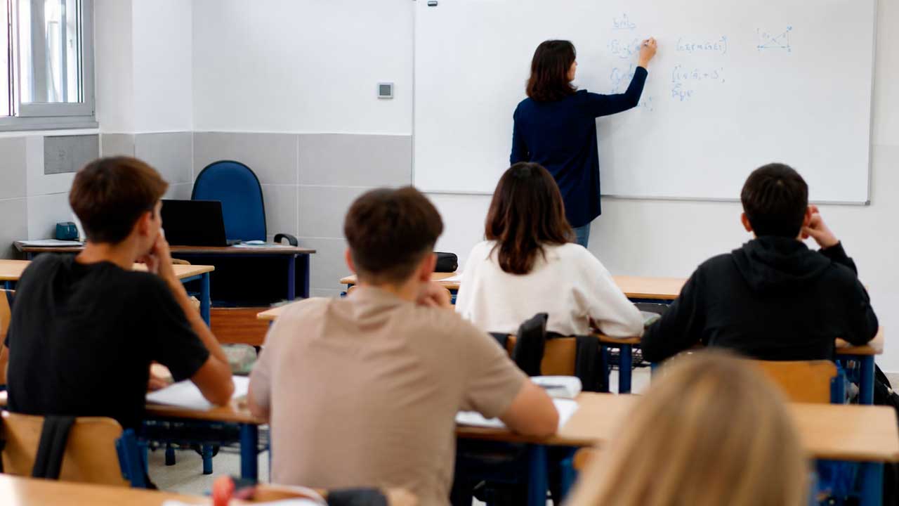Profesora impartiendo clase en un instituto de Andalucía