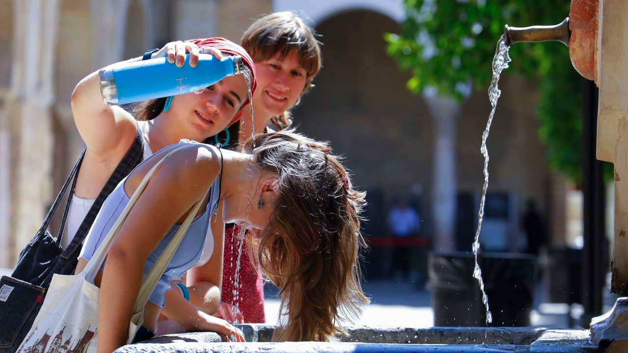 Jóvenes refrescándose con agua durante una jornada de calor en AndalucíaJóvenes refrescándose con agua durante una jornada de calor en Andalucía