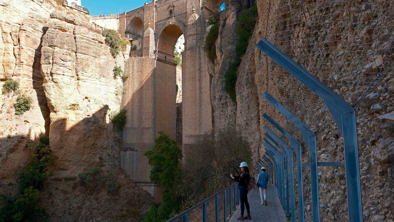 Camino del Desfiladero del Tajo de Ronda bajo el Puente Nuevo