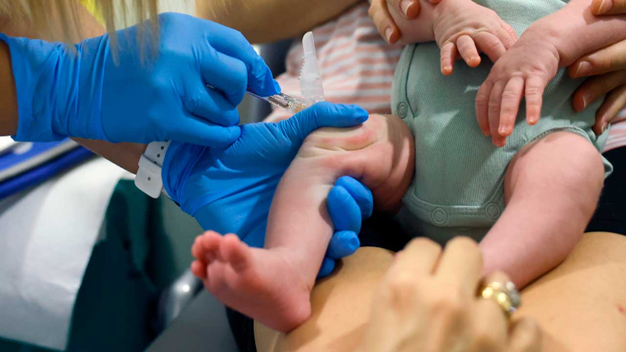 Bebé recibe la inmunización contra la bronquiolitis durante la campaña del SAS en Andalucía