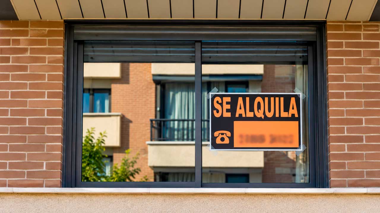Cartel de se alquila en una vivienda ante la falta de oferta de Casa 47 en Andalucía