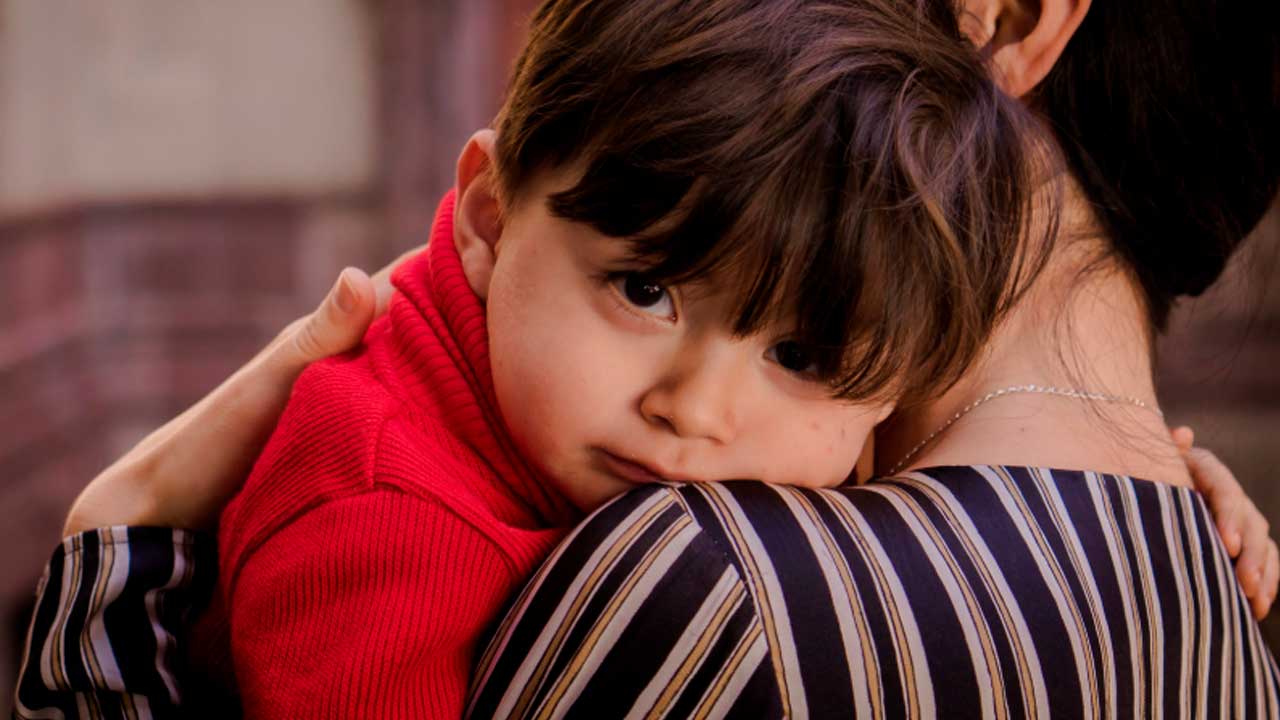 Madre con su hijo pequeño para ilustrar el cheque guardería de hasta 1.000 euros en Andalucía
