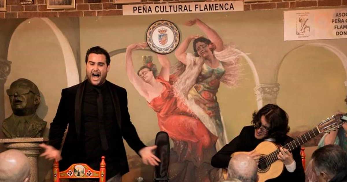 Recital de flamenco con cantaor y guitarrista en una peña flamenca de Andalucía