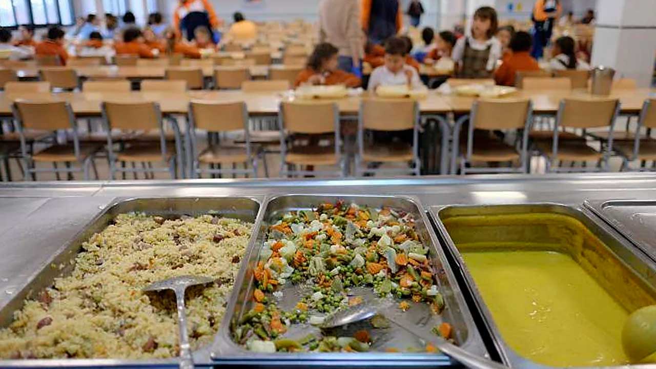 Comedor escolar con bandejas de comida preparadas para los alumnos