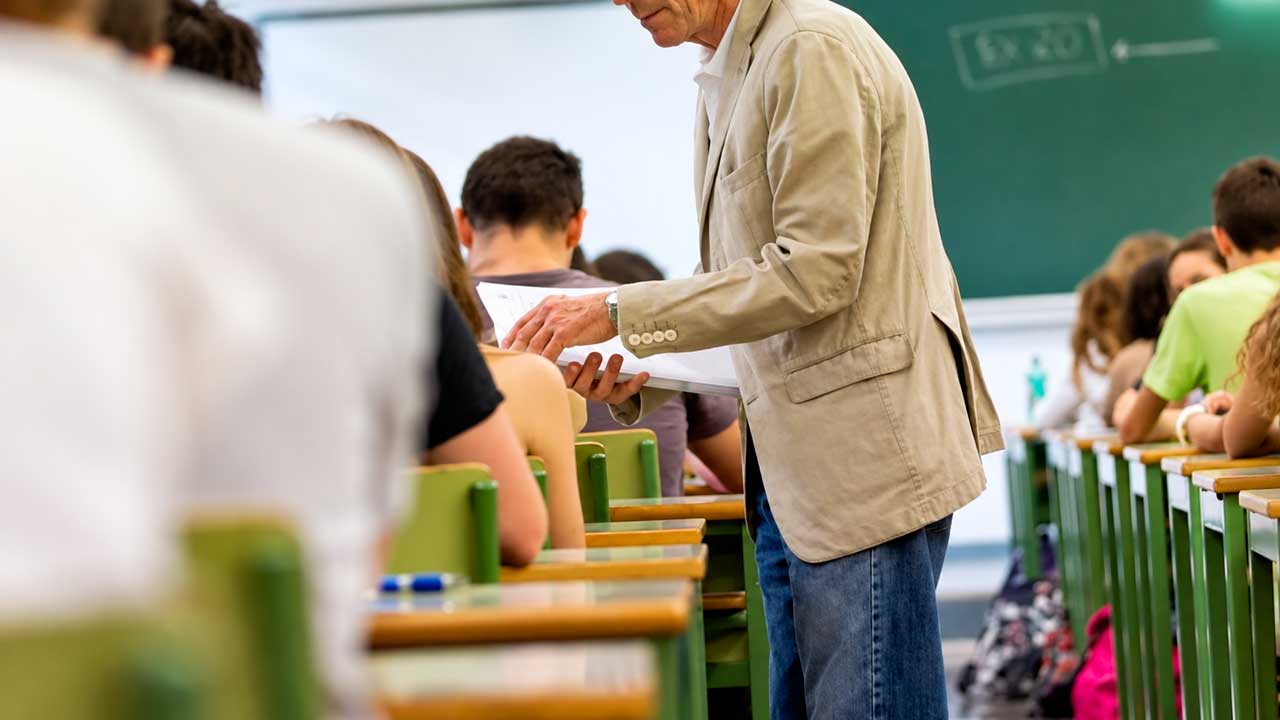 Profesor en un aula por la convocatoria de 1.500 plazas de catedráticos en Andalucía