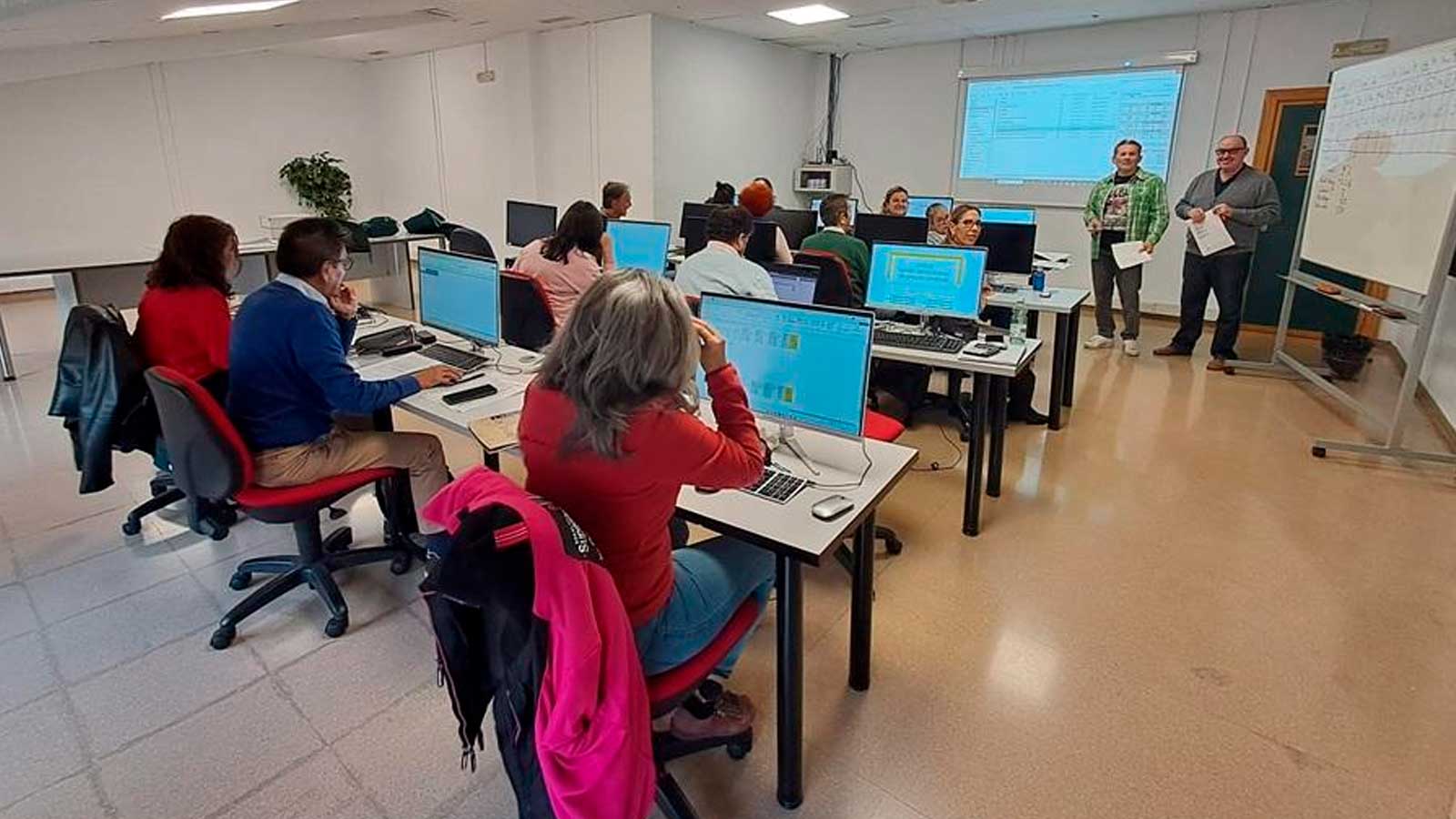 Personas realizando un curso de formación relacionado con el SEPE