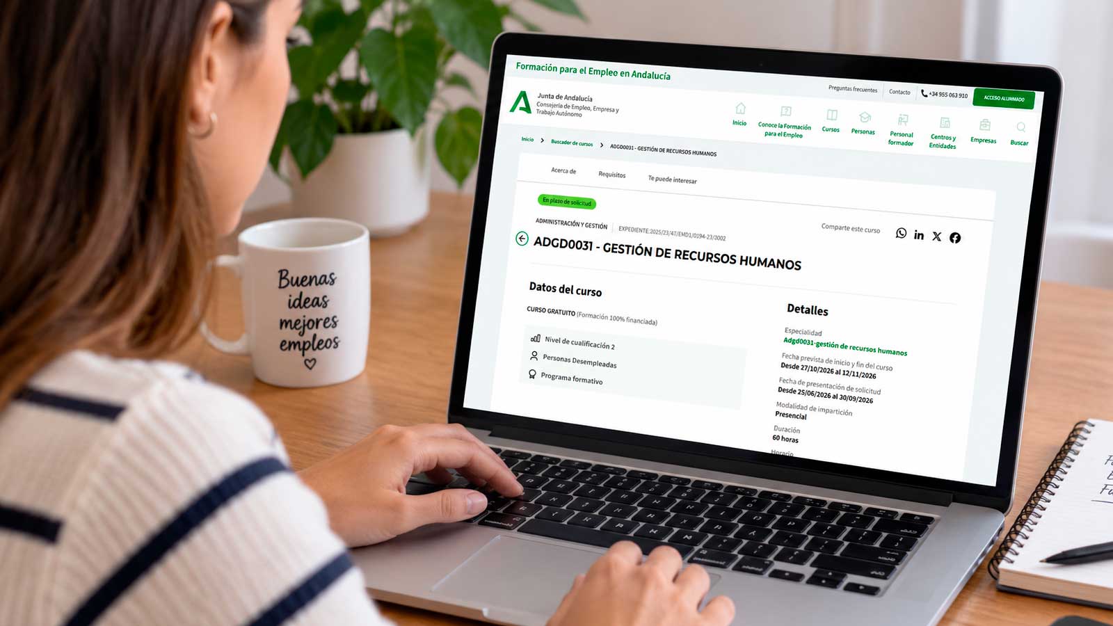 Mujer consulta en un portátil el curso gratuito de Recursos Humanos en Jaén
