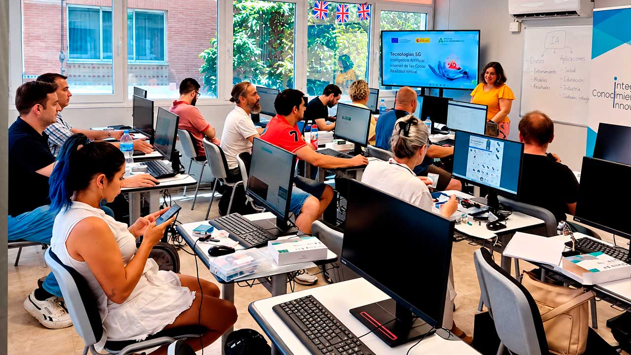 Alumnos en un curso gratuito de inteligencia artificial y tecnologías 5G en Andalucía