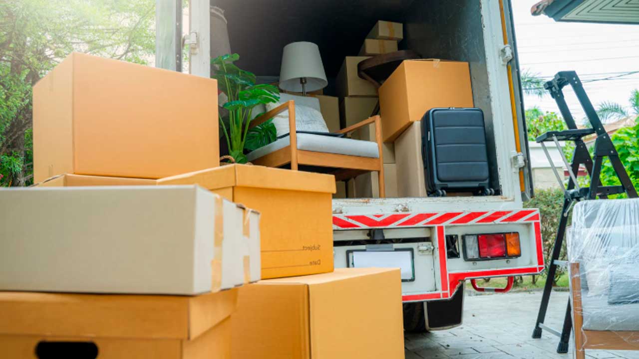 Cajas de mudanza junto a un camión durante un cambio de residencia
