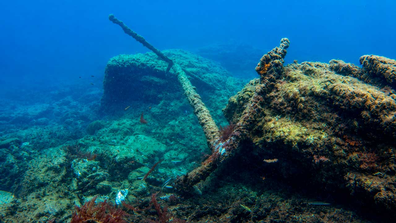 Restos de un pecio bajo el mar en la bahía de Cádiz
