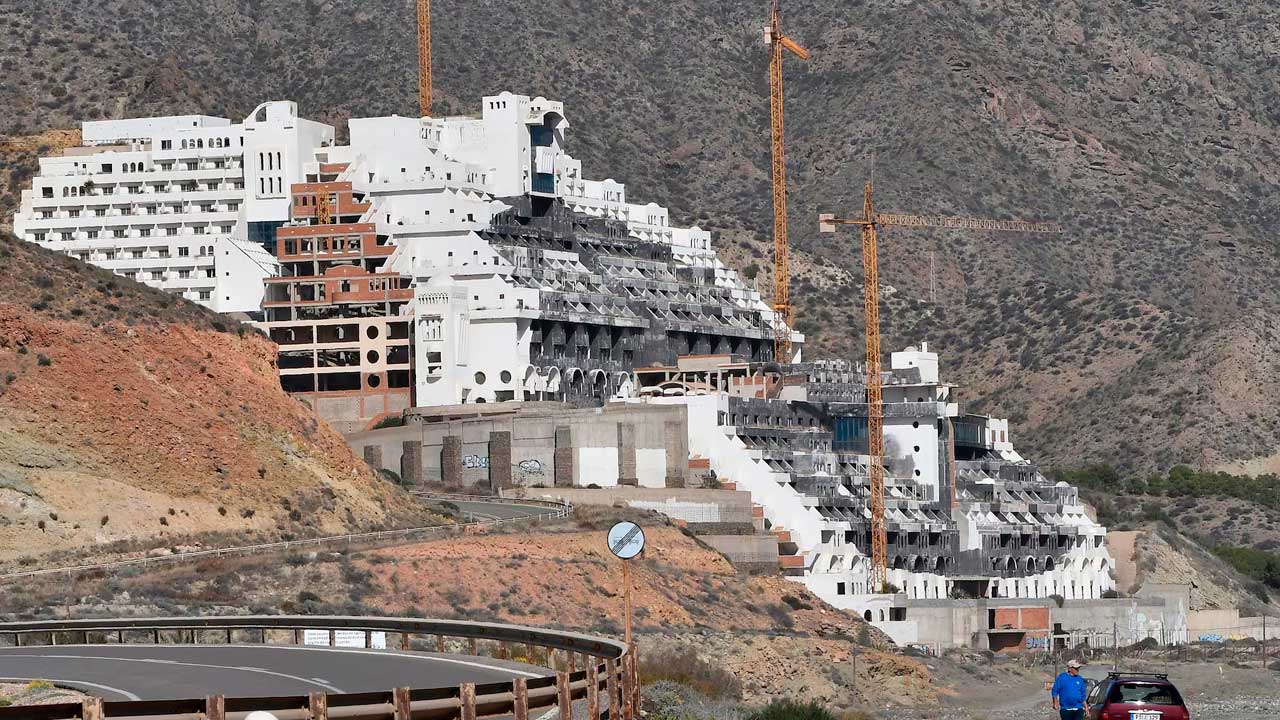 El hotel de El Algarrobico, situado en Carboneras (Almería), cuyo procedimiento para restablecer la legalidad ha iniciado la Junta de Andalucía.