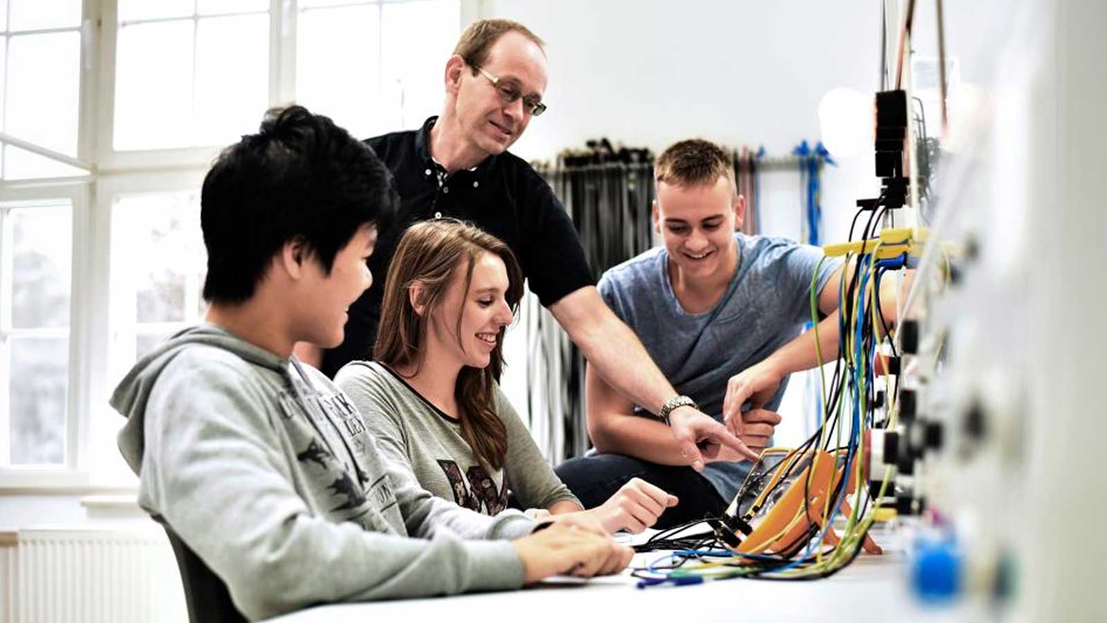 Profesionales trabajando con equipos tecnológicos en una jornada de formación