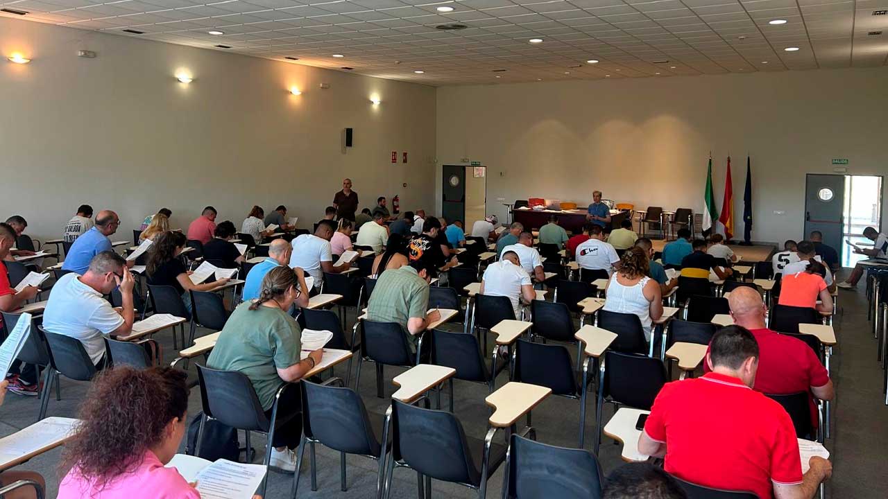 Aspirantes realizan un examen para obtener el CAP de conductores en Andalucía