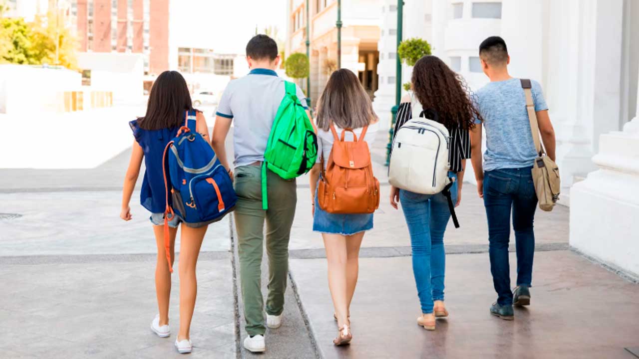 Alumnos de Jaén con mochilas durante el inicio del curso escolar