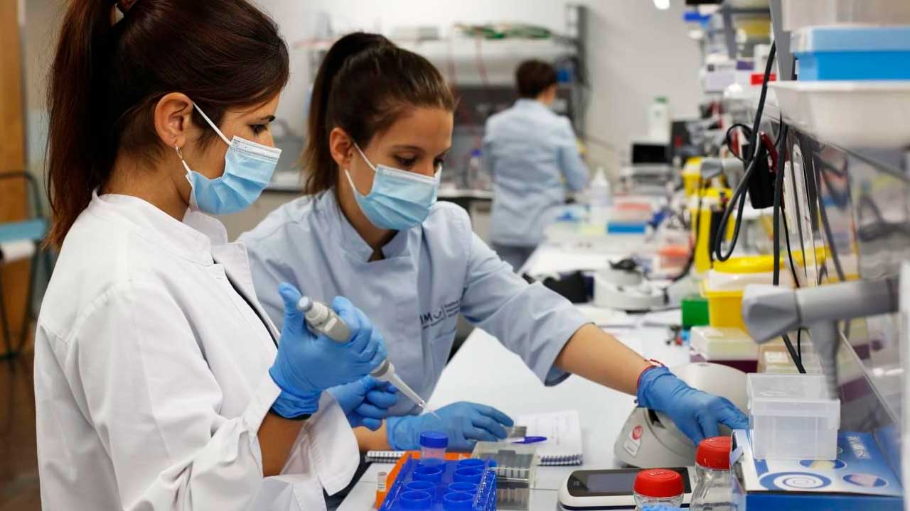 Jóvenes investigadores trabajando en un laboratorio de investigación biomédica