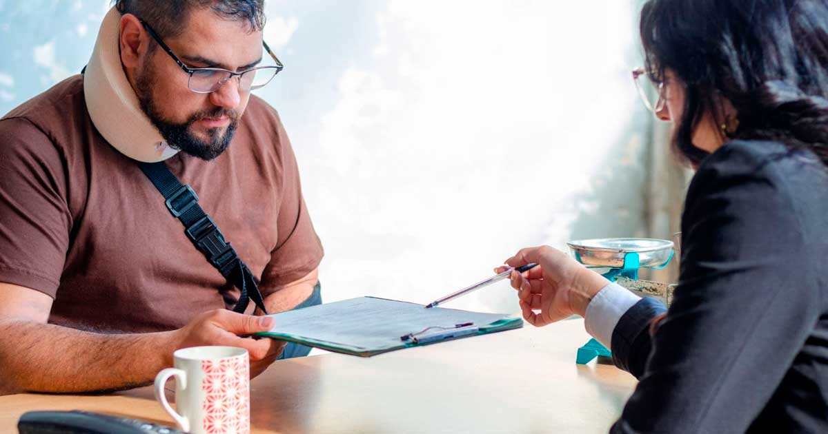 Trabajador con discapacidad revisando documentación para solicitar la jubilación anticipada a los 56 años