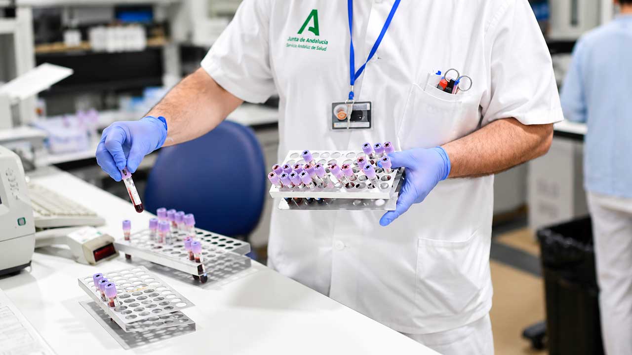 Técnico Especialista en Laboratorio del SAS trabajando con muestras de sangre