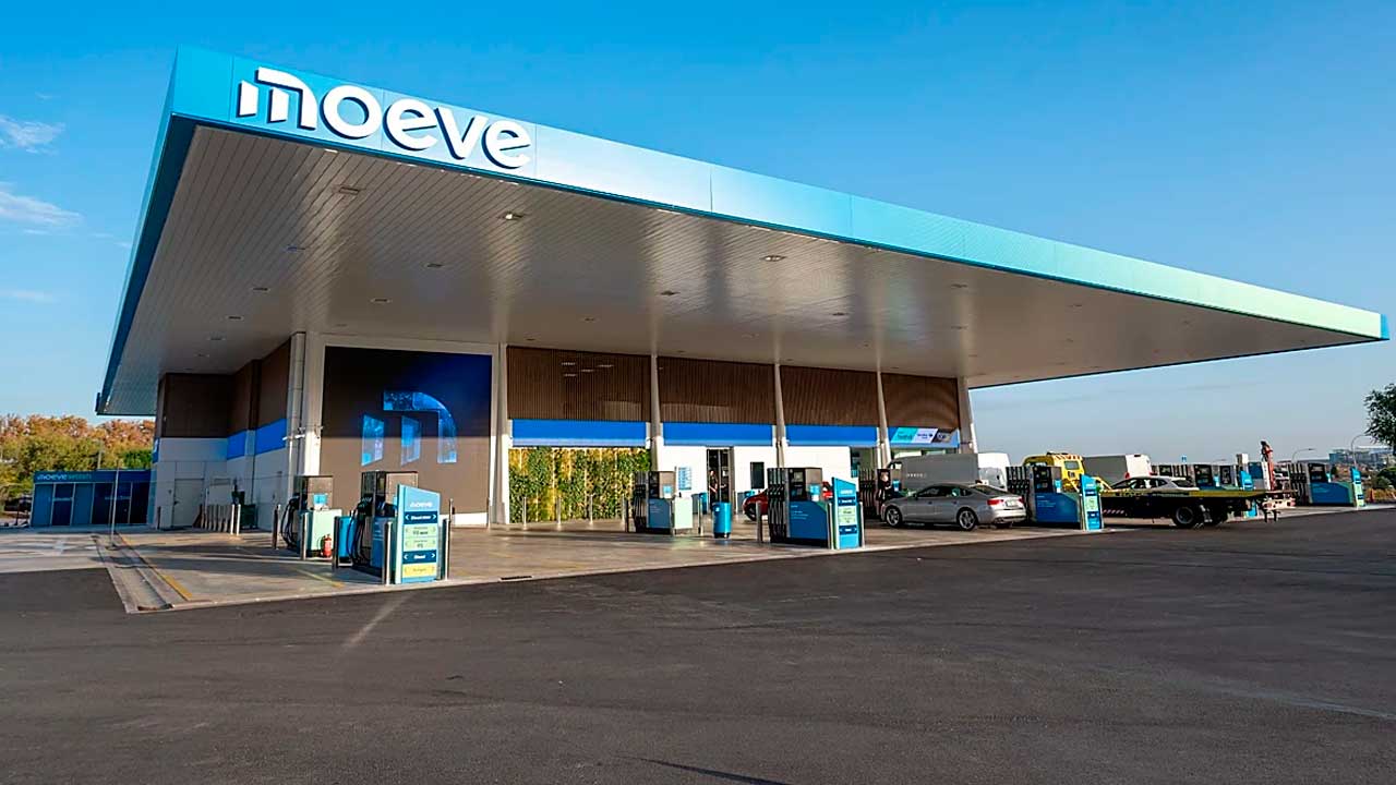 Estación de servicio Moeve donde los conductores pueden repostar gasolina y diésel