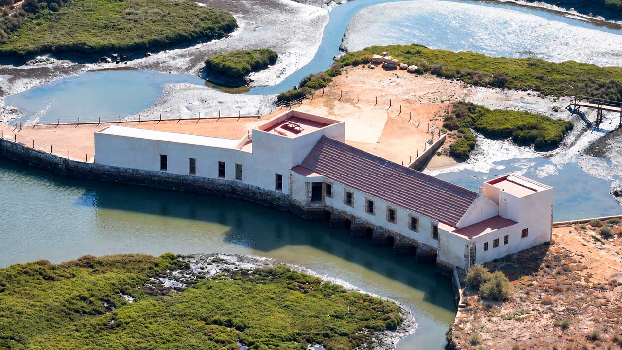 Molino Mareal El Pintado rodeado por las marismas de Ayamonte, en Huelva
