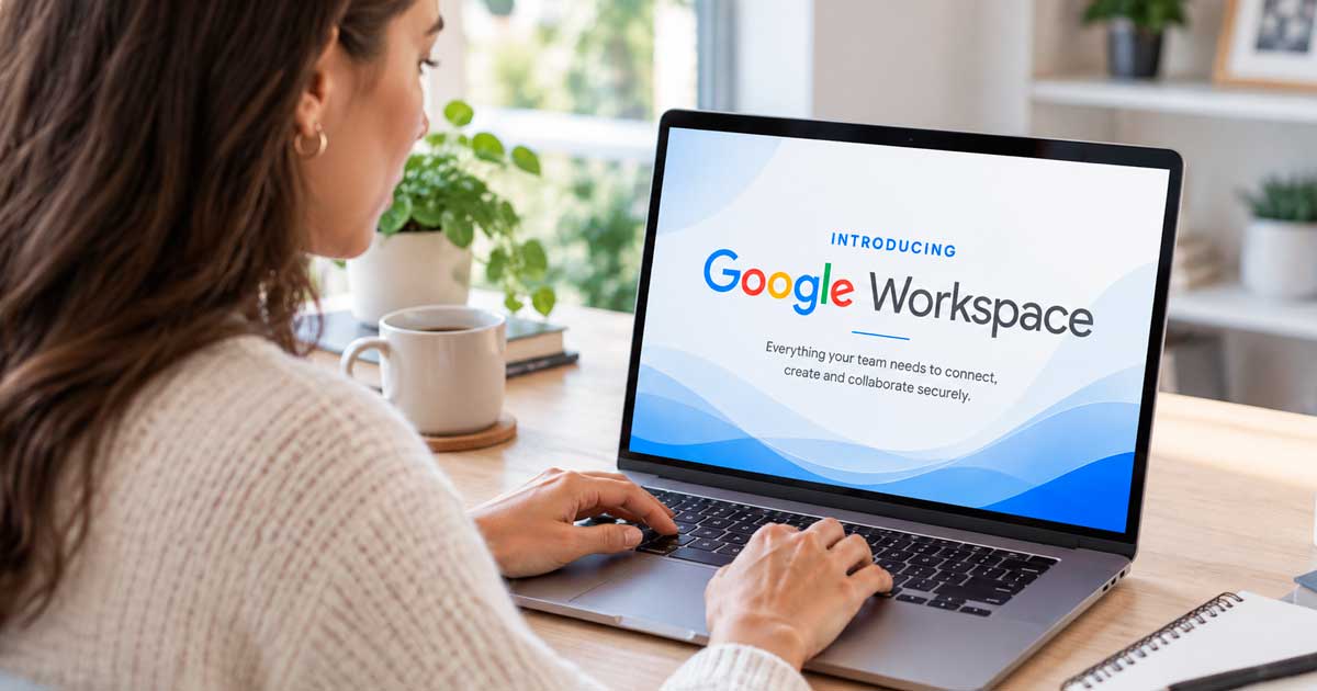 Mujer utilizando Google Workspace en un ordenador portátil