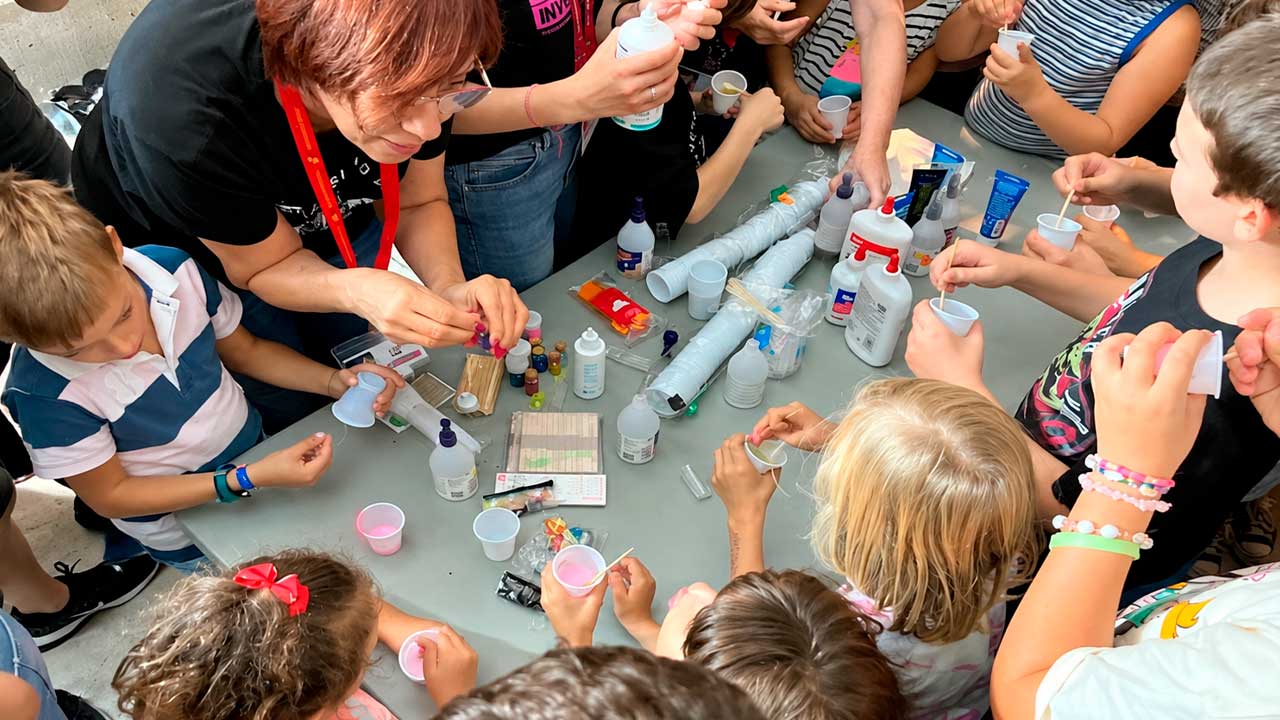 Niños participan en un taller de la Noche Europea de los Investigadores en Andalucía