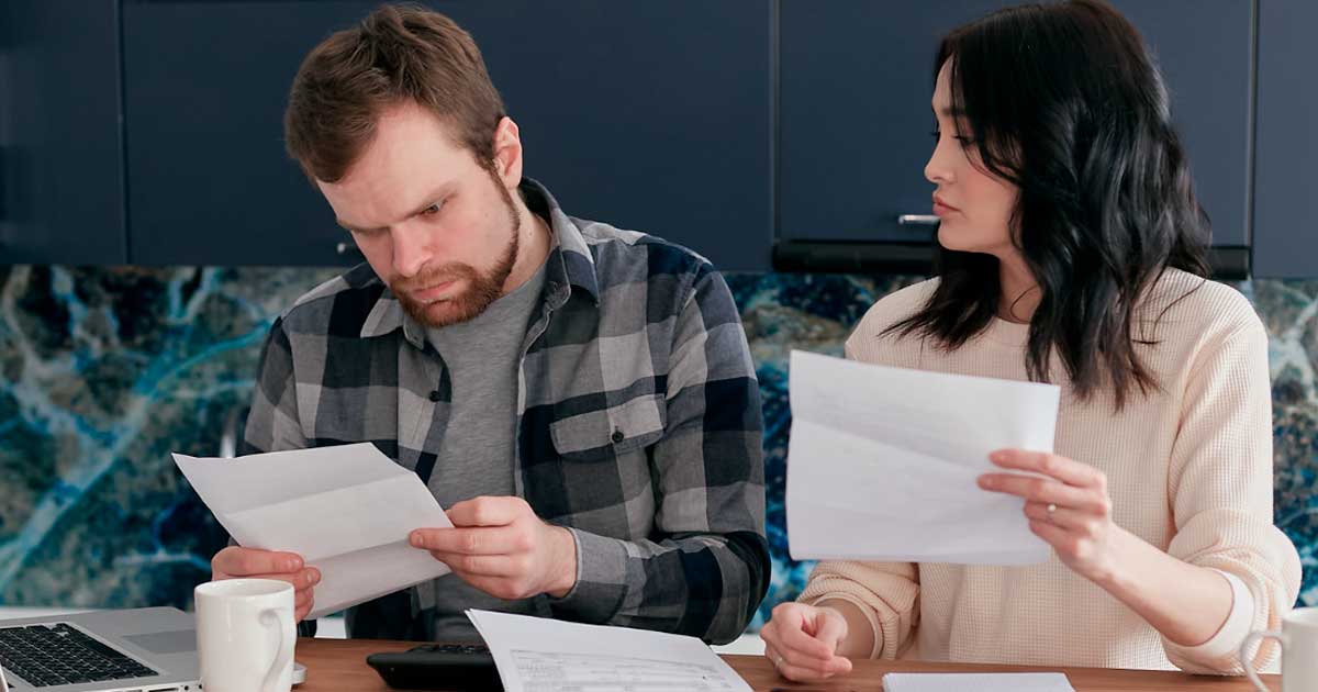 Pareja revisando cómo bajar la cuota de la hipoteca ampliando el plazo